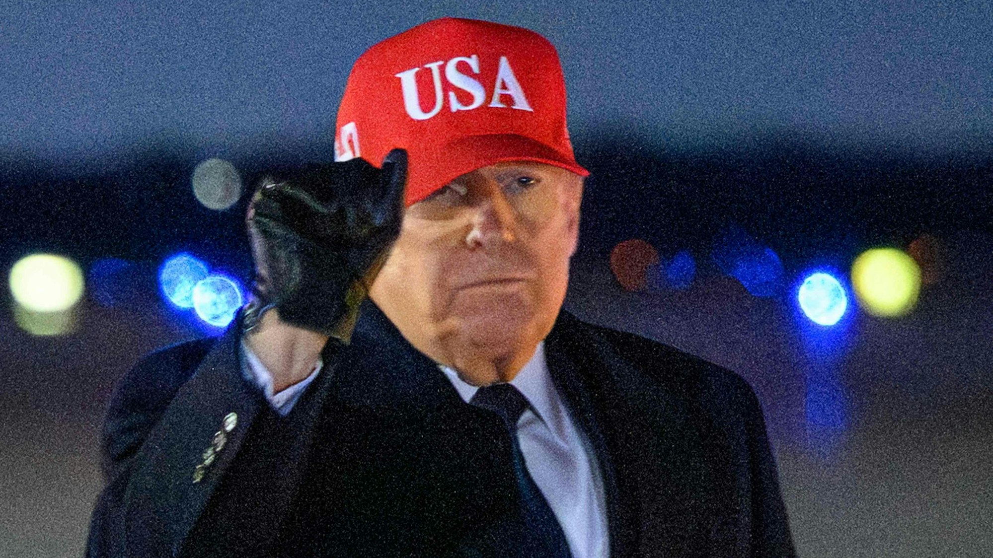 Donald Trump grüßt mit erhobener Faust, nachdem er die Air Force verlassen hat.