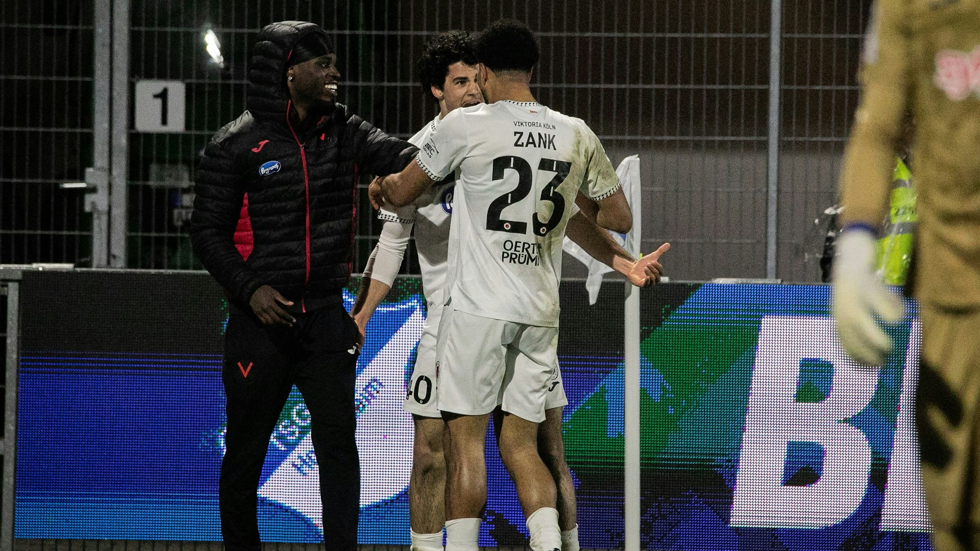 Torjubel bei Jakob Sachse (hinten) und Benjamin Zank