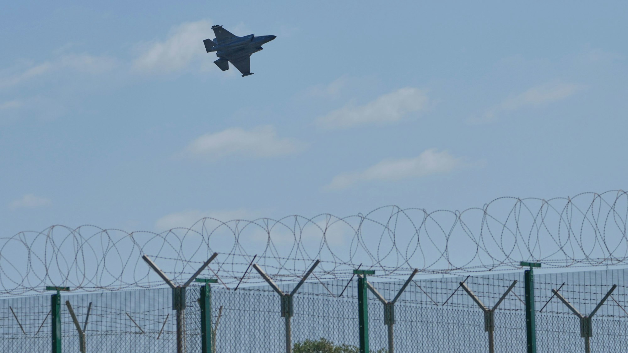 Ein Kampfjet hebt vom britischen Luftwaffenstützpunkt auf Zypern ab, nachdem er am frühen Morgen von einer Drohne getroffen wurde.