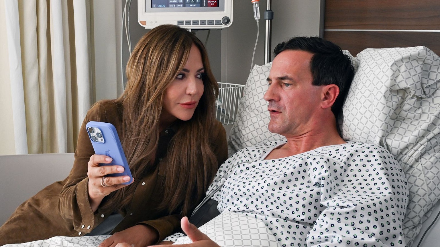 Schock nach dem Unfall: Friedel Gottwald (Sönke Möhring) hat Erinnerungslücken und hält sich für einen 16-jährigen Teenager. Katja Baumann (Simone Thomalla) versucht, ihm zu helfen. (Bild: ZDF/Barbara Bauriedl)