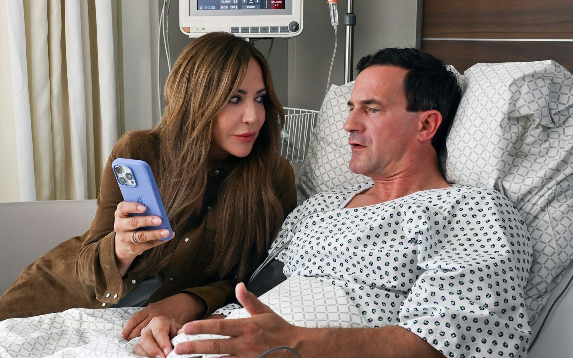 Schock nach dem Unfall: Friedel Gottwald (Sönke Möhring) hat Erinnerungslücken und hält sich für einen 16-jährigen Teenager. Katja Baumann (Simone Thomalla) versucht, ihm zu helfen. (Bild: ZDF/Barbara Bauriedl)