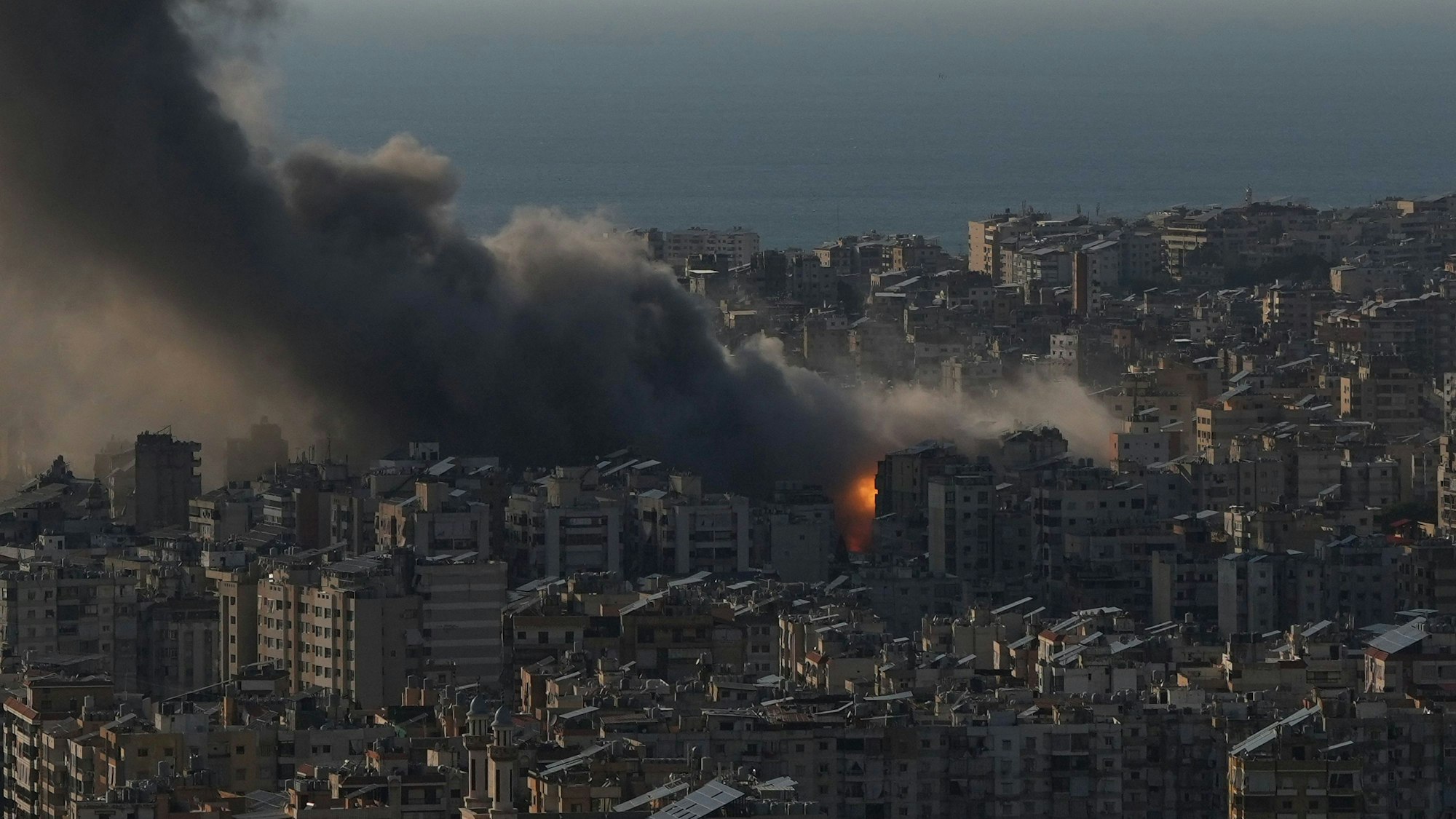 Flammen und Rauch steigen nach israelischen Luftangriffen auf Dahiyeh auf, einem südlichen Vorort von Beirut.