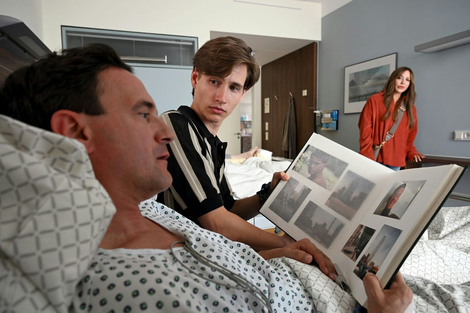 „Papa hat viel Mist gebaut“: Trotzdem zeigt sich Niklas, der Sohn von Friedel und Lara, versöhnlich und besucht seinen Vater im Beisein von Katja Baumann im Krankenhaus. (Bild: ZDF/Barbara Bauriedl)