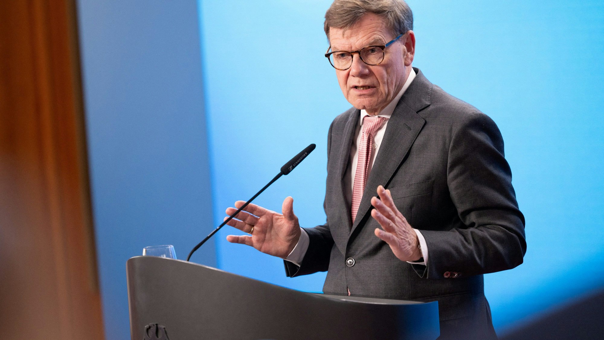 Johann Wadephul (CDU), Außenminister, spricht auf einer Pressekonferenz nach einer Sitzung des Krisenstabs im Außenministerium wegen der Eskalation des Nahost-Konflikts.