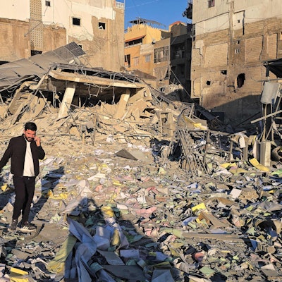 Ein Mann bahnt sich seinen Weg durch die Trümmer am Ort eines israelischen Luftangriffs, der die Büros von Al-Qard al-Hassan, einer mit der Hisbollah verbundenen Finanzinstitution, in der südlibanesischen Küstenstadt Tyros getroffen hat.