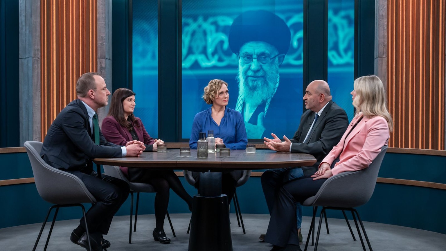 Caren Miosga sprach am Sonntagabend mit ihren Gästen über den Tod Ali Chameneis. (Bild: NDR/Thomas Ernst)