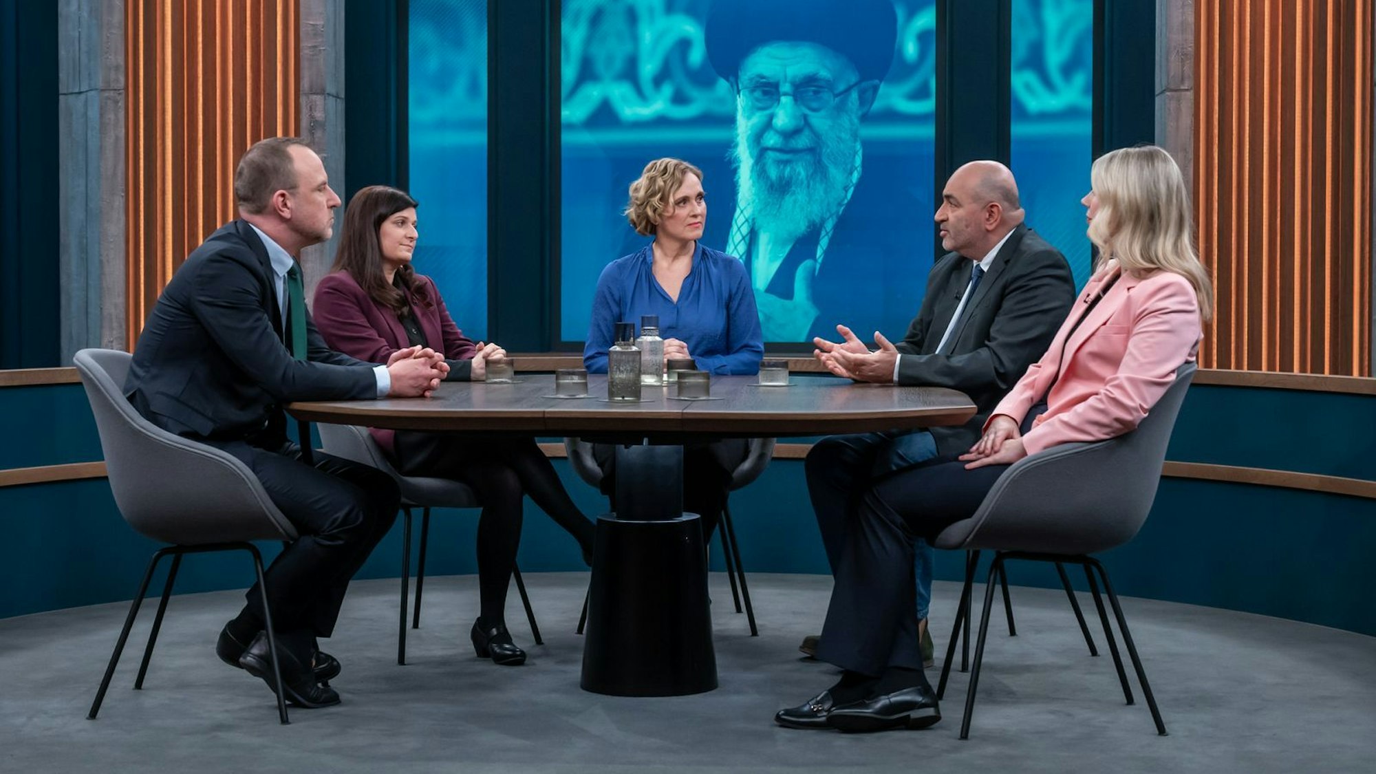 Caren Miosga sprach am Sonntagabend mit ihren Gästen über den Tod Ali Chameneis. (Bild: NDR/Thomas Ernst)