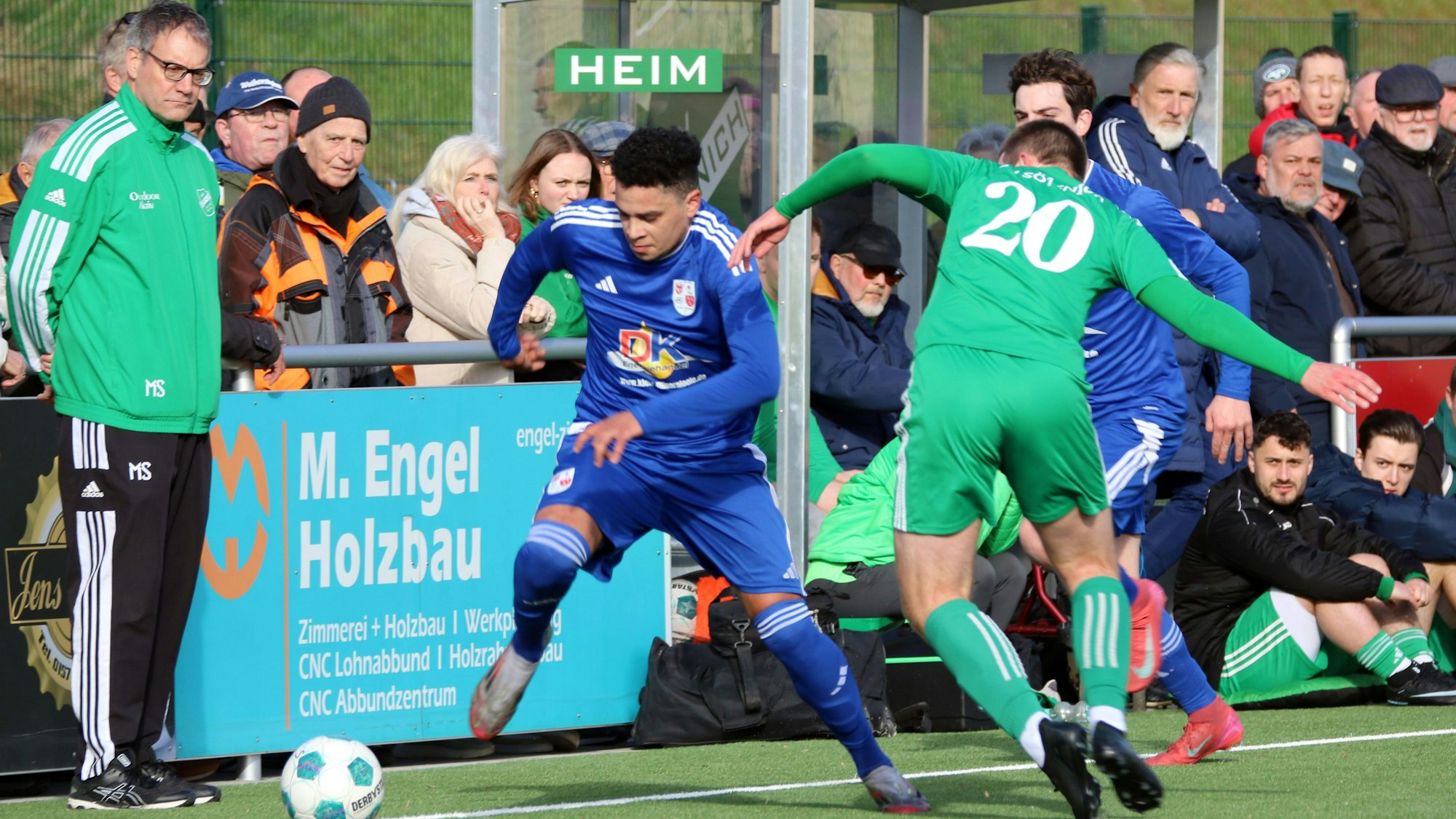 Fast auf der Seitenauslinie läuft Johann Jentges an Lars Knebel vorbei. Sötenichs Trainer Markus Sabel schaut zu.