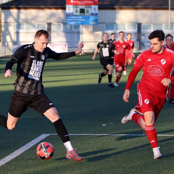 Luka Bungart dringt mit Ball am Fuß in den Strafraum ein.