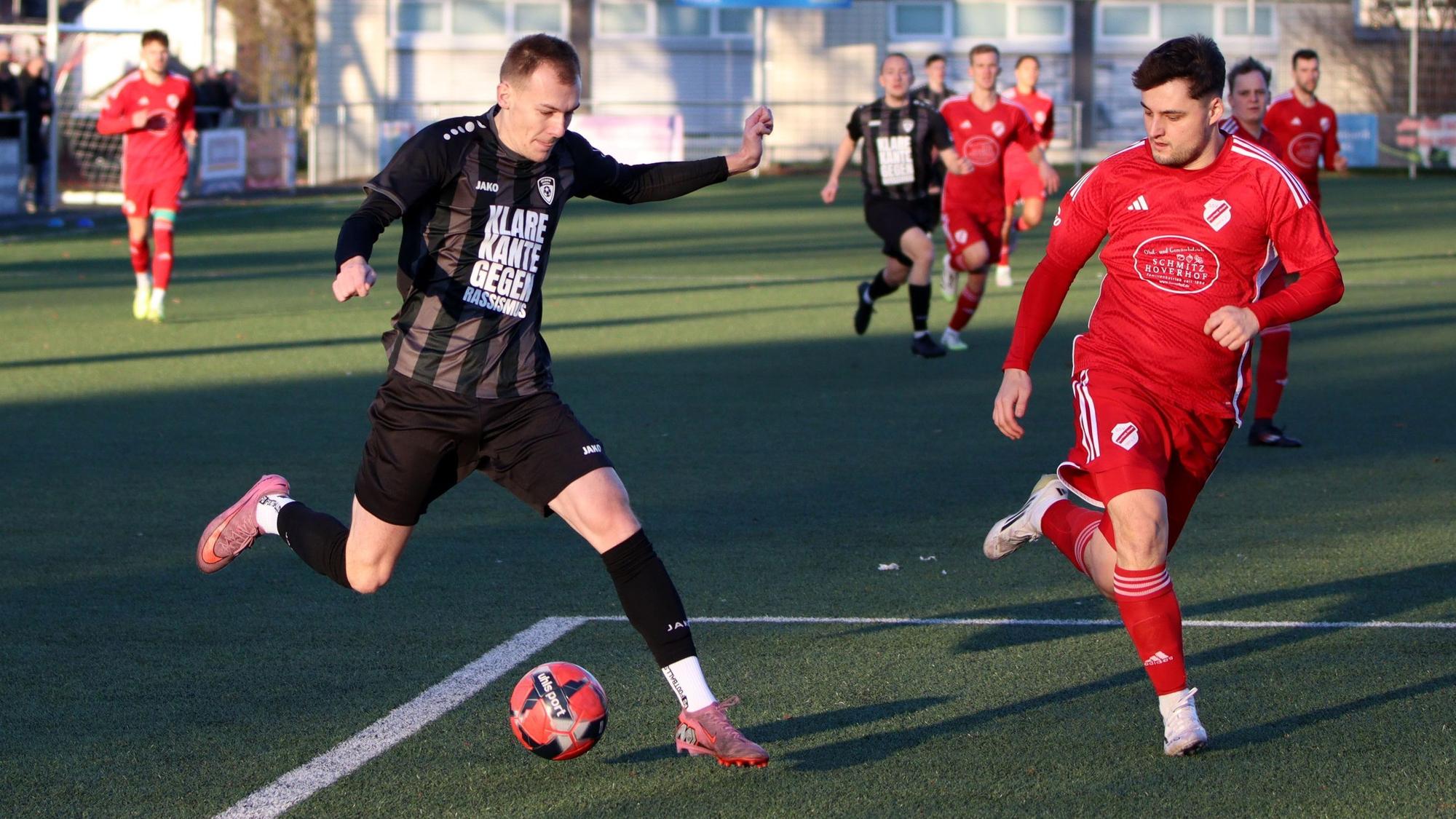 Luka Bungart dringt mit Ball am Fuß in den Strafraum ein.