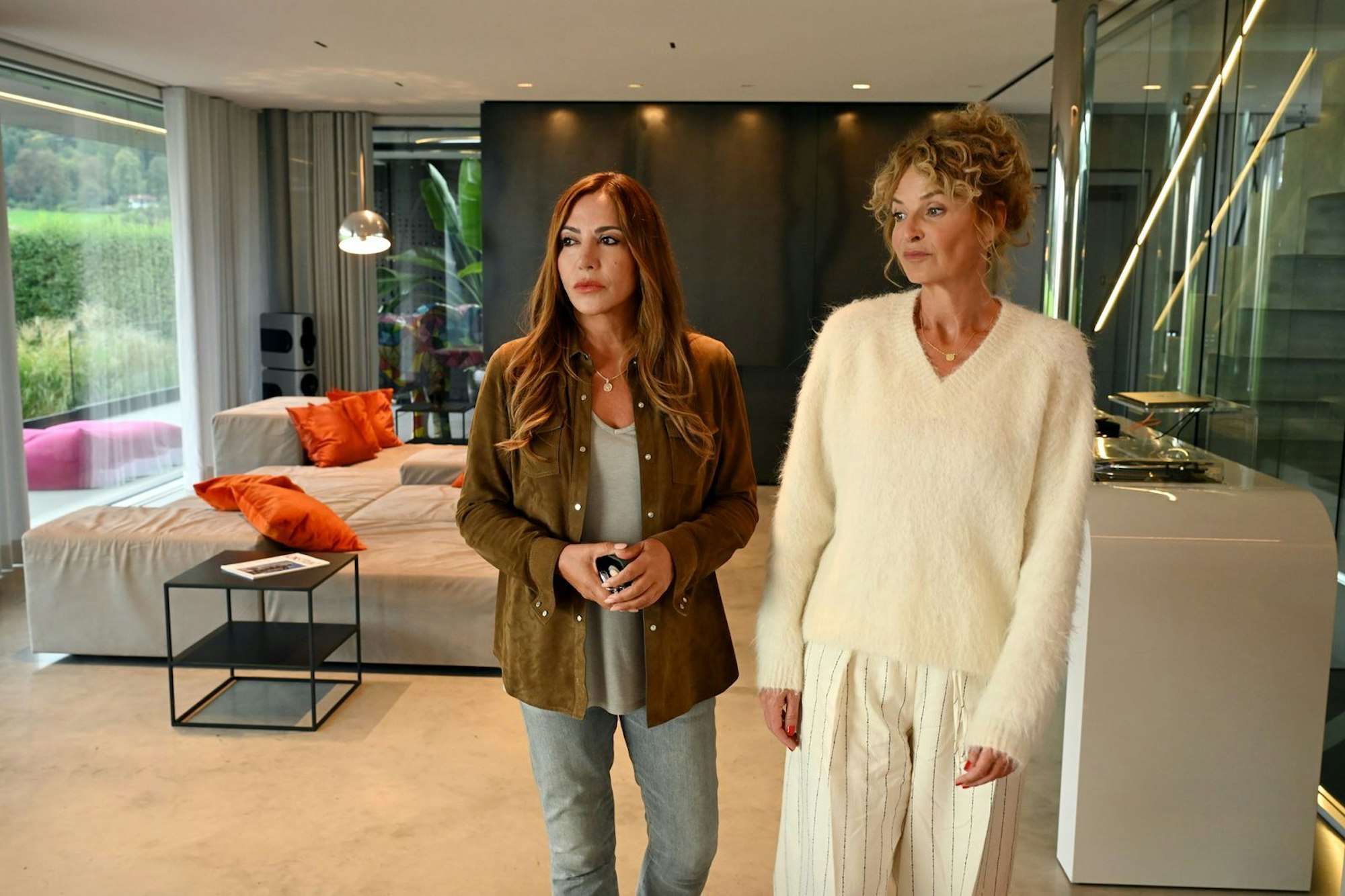 Katja Baumann (Simone Thomalla, links) besucht Gottwalds Ehefrau Lara (Franziska Schlattner), aber die ist auf ihren Noch-Ehemann Friedel gar nicht gut zu sprechen. (Bild: ZDF/Barbara Bauriedl)