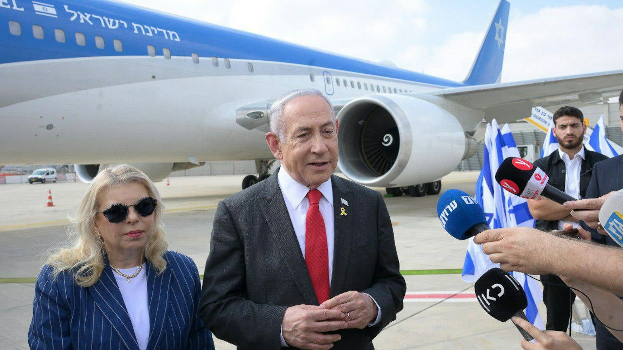 Benjamin Netanyahu vor seinen Dienstmaschine.