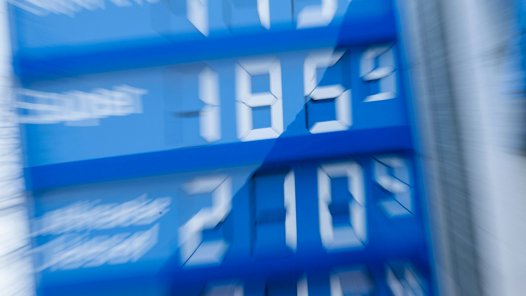 Der Konflikt im Nahen Osten lässt Spritpreise steigen: Durch Geschwindigkeitsreduzierung, richtigen Reifendruck und intelligentes Schalten kann man deutlich Kraftstoff sparen. (zu dpa: «Teurer Sprit: So sparen Autofahrer Kraftstoff») Foto: Peter Kneffel/dpa/dpa-tmn - Honorarfrei nur für Bezieher des dpa-Themendienstes +++ dpa-Themendienst +++