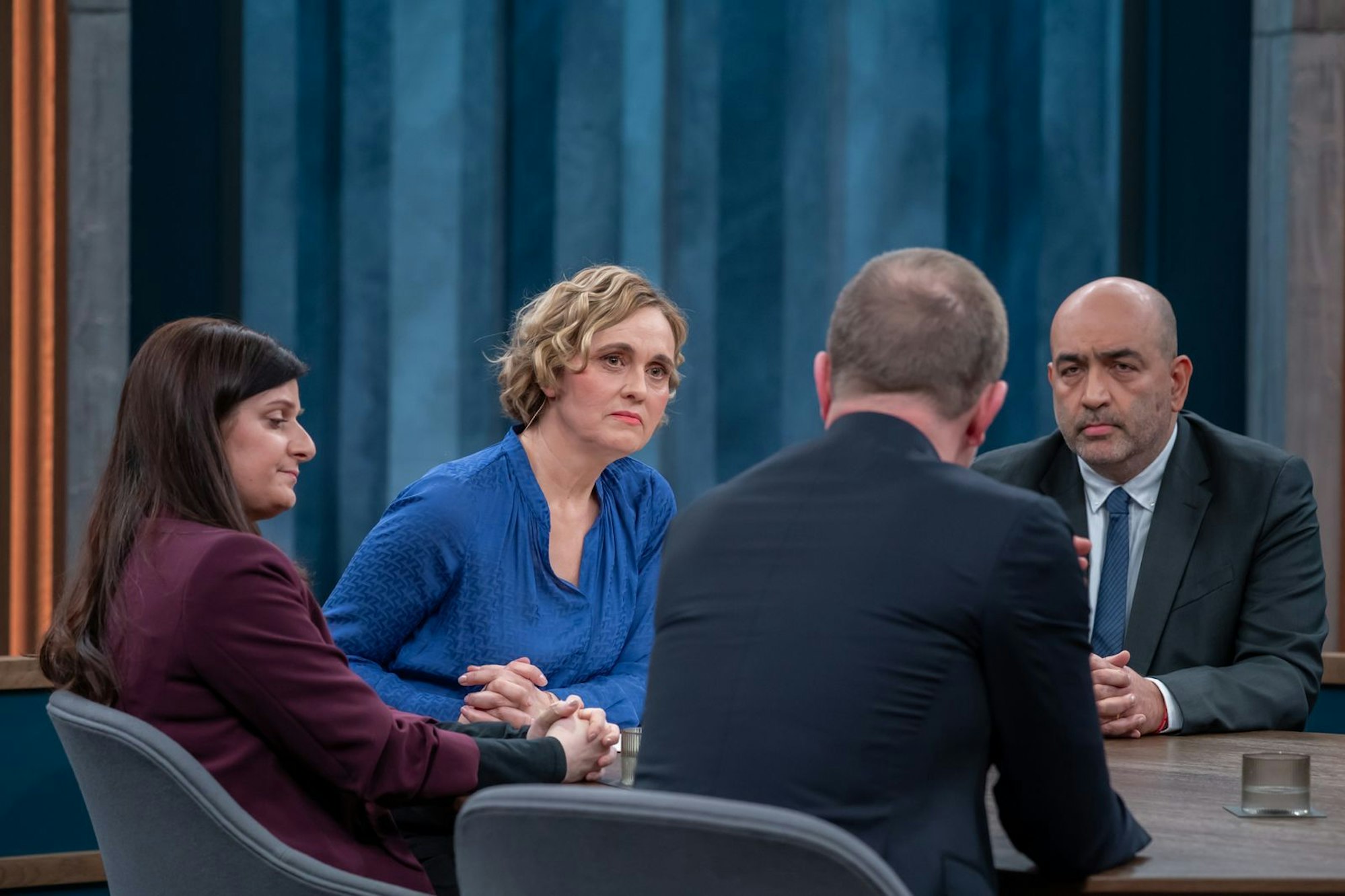 „Dass sich jetzt die deutschen Touristen mit den russischen Touristen in Dubai darum prügeln, wer welches Auto mieten kann, damit man mit welchen Visum auch immer nach Riad kommen kann, ist absurd“, beklagte Omid Nouripour (rechts). (Bild: NDR/Thomas Ernst)