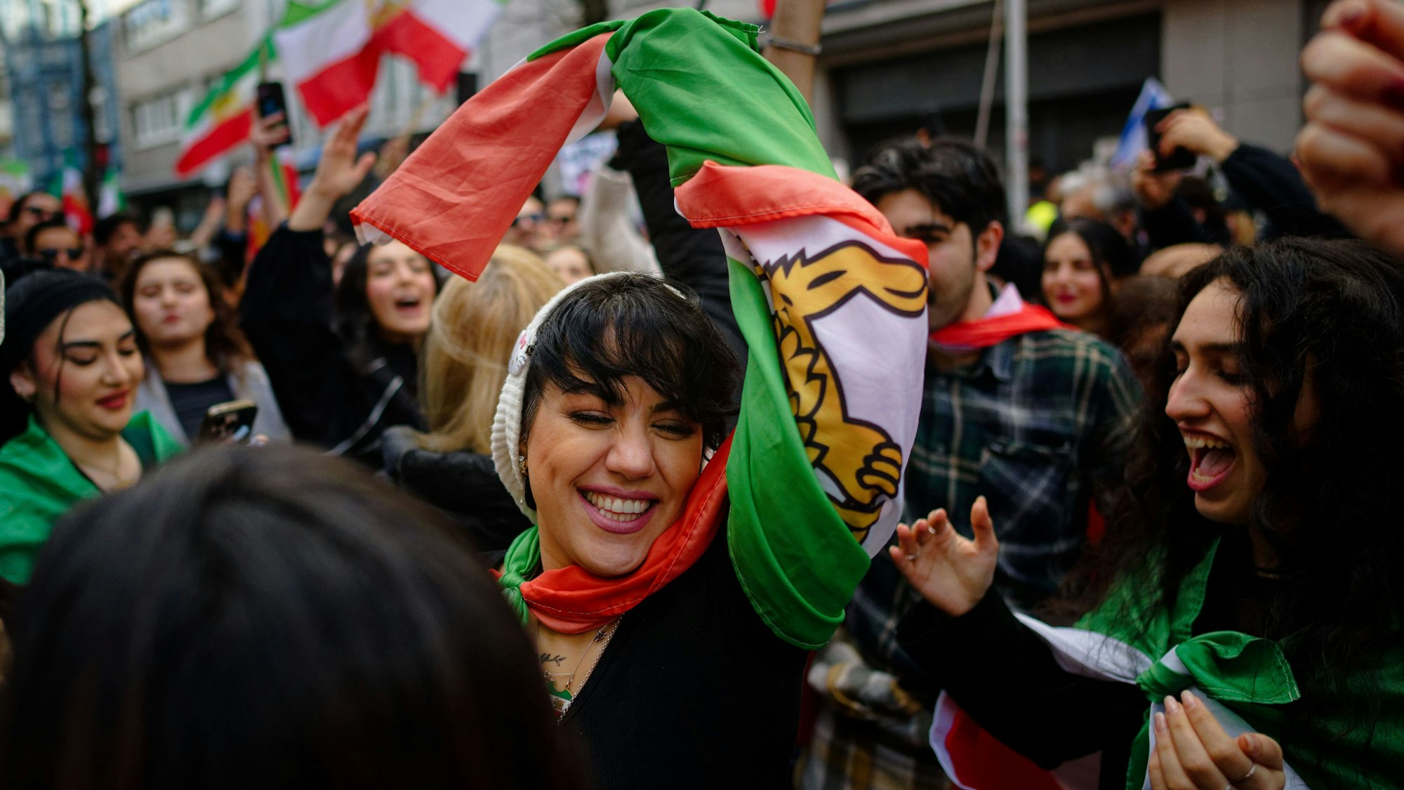 Teilnehmer einer Demonstration gegen das iranische Mullah-Regime in Düsseldorf feiern den Tod des obersten Führer des Irans, Ajatollah Chamenei.
