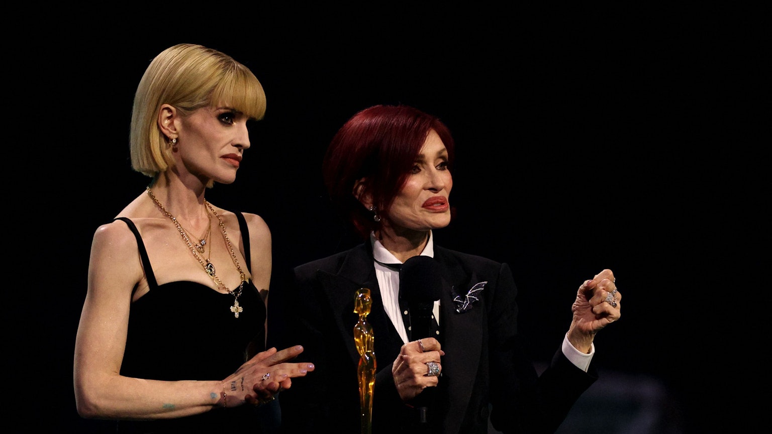 Sharon Osbourne (r.) und ihre Tochter Kelly Osbourne beim BRIT Award in Manchester.