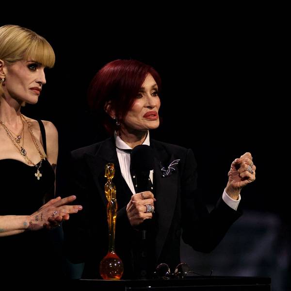 Sharon Osbourne (r.) und ihre Tochter Kelly Osbourne beim BRIT Award in Manchester.