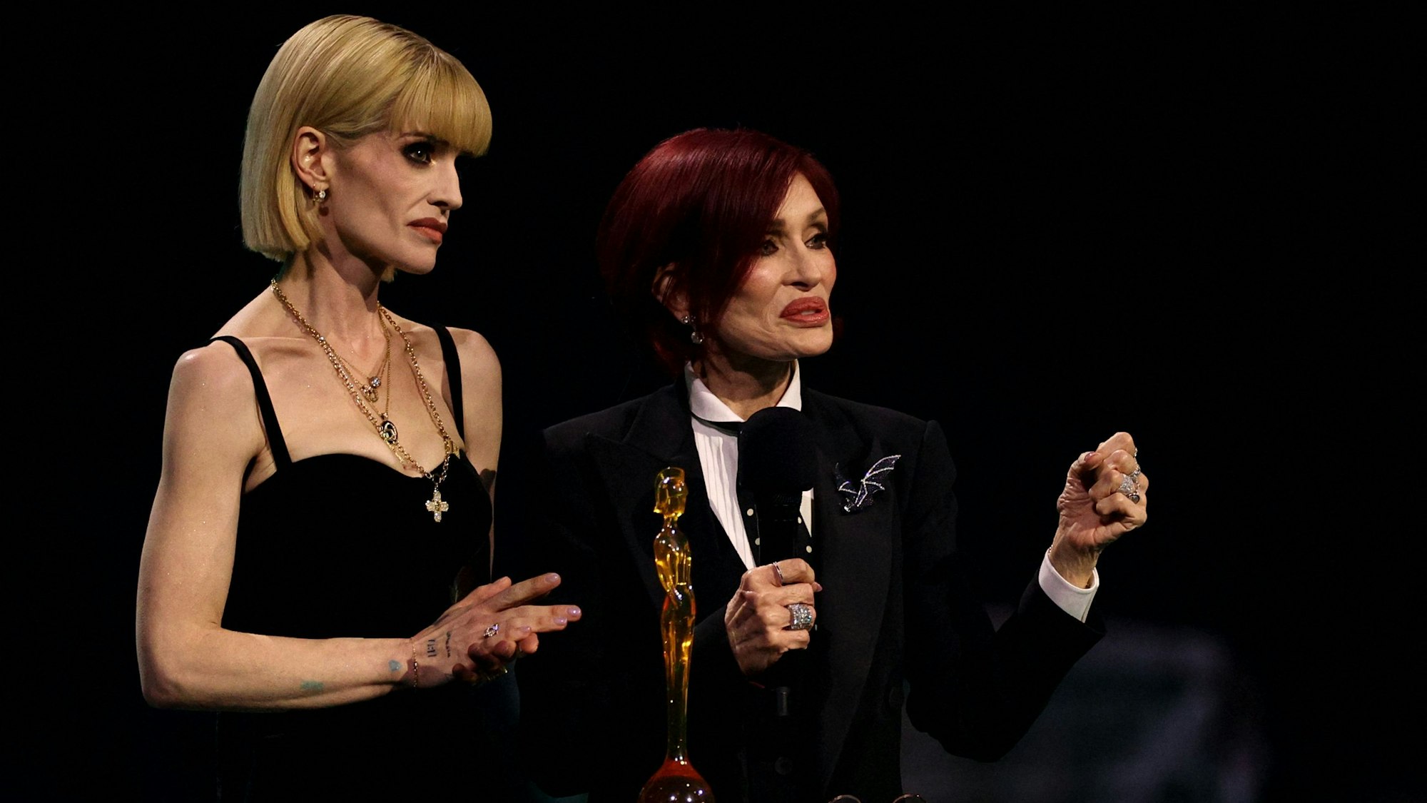 Sharon Osbourne (r.) und ihre Tochter Kelly Osbourne beim BRIT Award in Manchester.