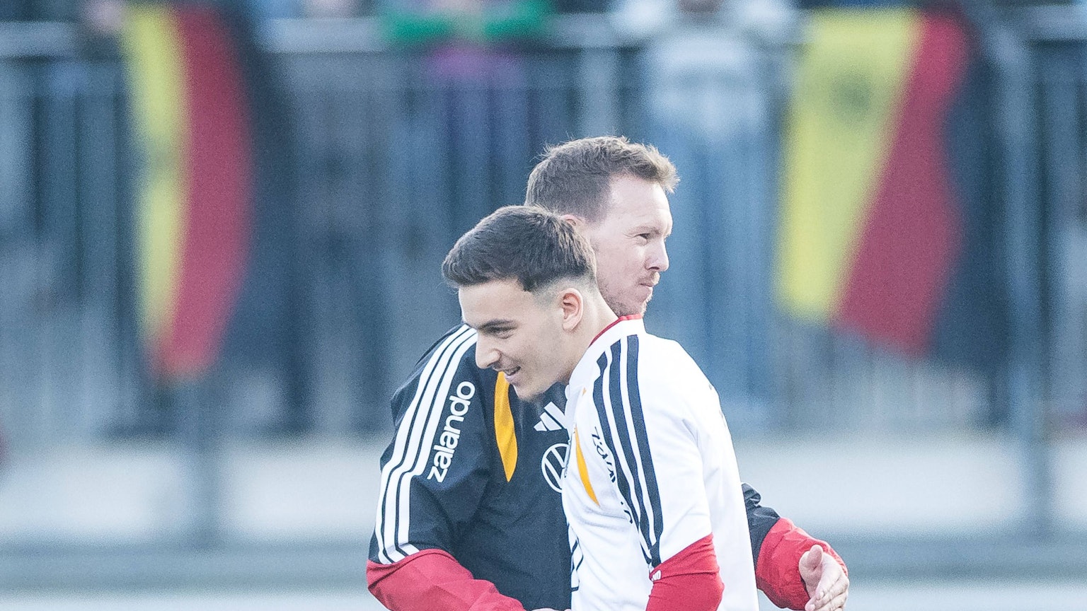 Bundestrainer Julian Nagelsmann und Köln-Juwel Said El Mala begrüßen sich beim DFB-Training im November.