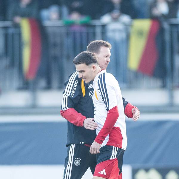 Bundestrainer Julian Nagelsmann und Köln-Juwel Said El Mala begrüßen sich beim DFB-Training im November.
