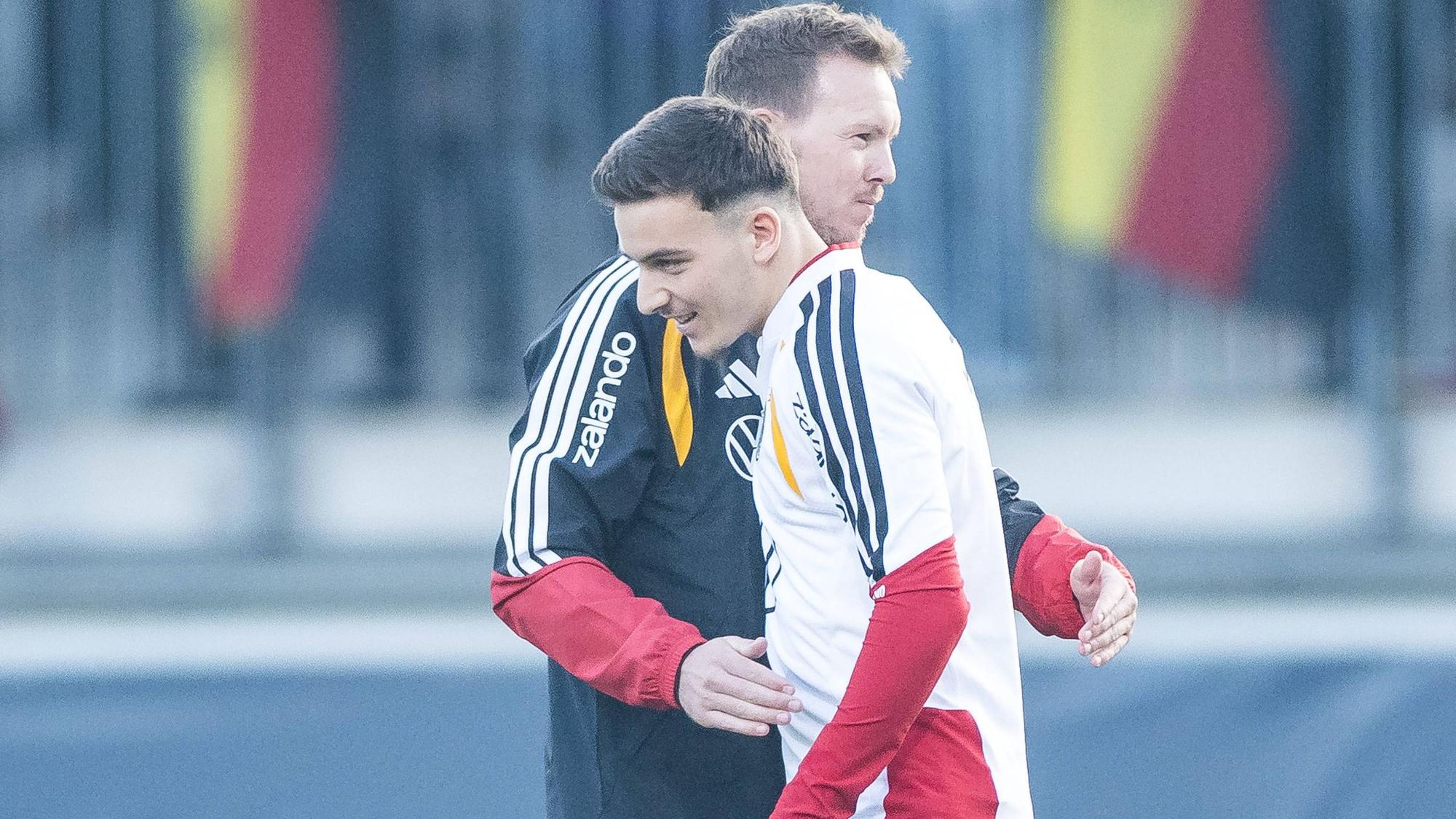 Bundestrainer Julian Nagelsmann und Köln-Juwel Said El Mala begrüßen sich beim DFB-Training im November.