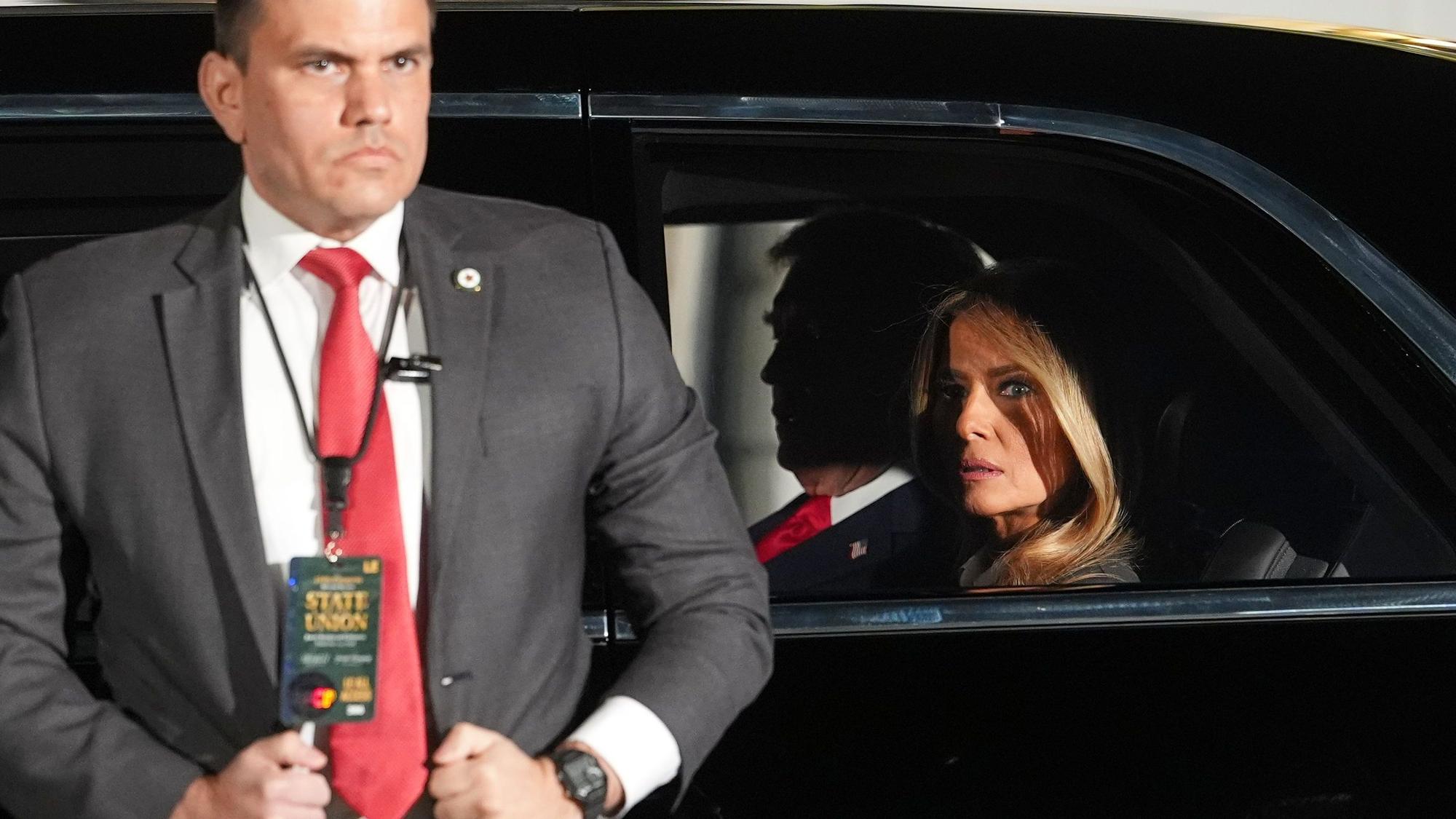 First Lady Melania Trump und US-Präsident Donald Trump sitzen in ihrem Wagen vor dem Weißen Haus. (Archivbild)