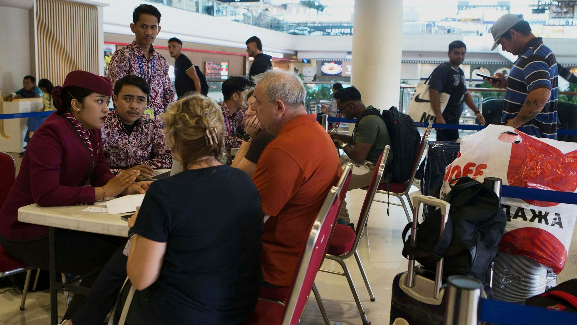Airlines können derzeit nichts ausrichten: Es ist unklar, wann die Flughäfen in der Golfregion wieder den Betrieb aufnehmen und wann gestrandete Reisende - wie hier auf Bali - nach Hause können.