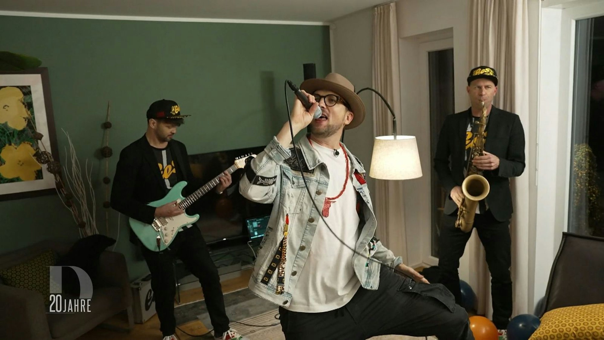 Vor dem Dessert verbreitet der Gastgeber mit seiner Band Partystimmung.
(Bild: RTL)