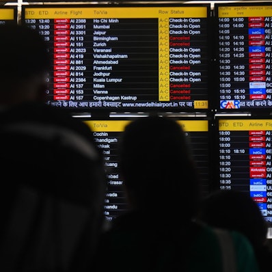 Weltweit fallen wie hier im indischen Neu-Delhi Flüge aus, weil große Drehkreuze in der Golfregion nicht angeflogen werden können.