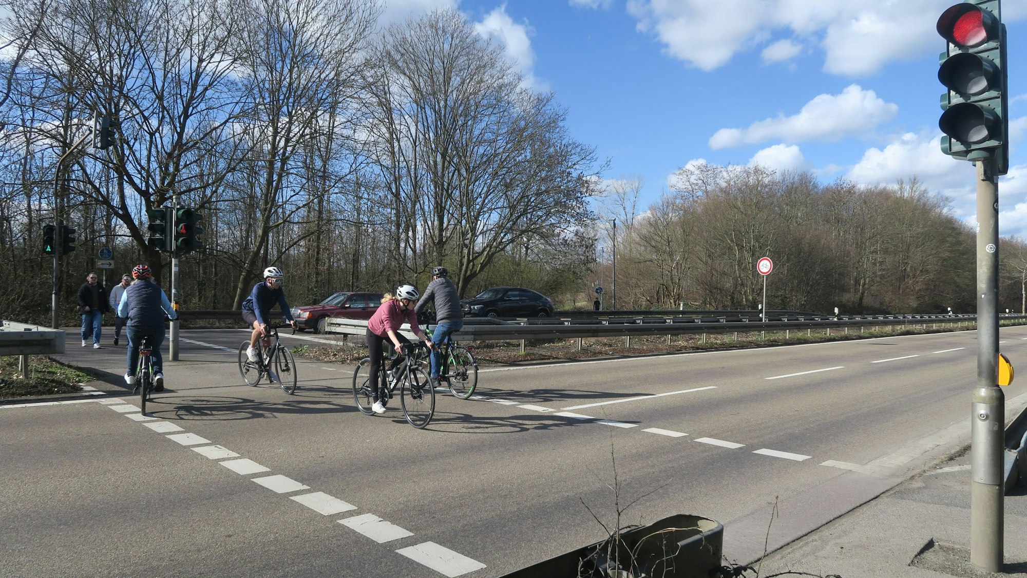 Radler und Fußgänger an einer Ampel