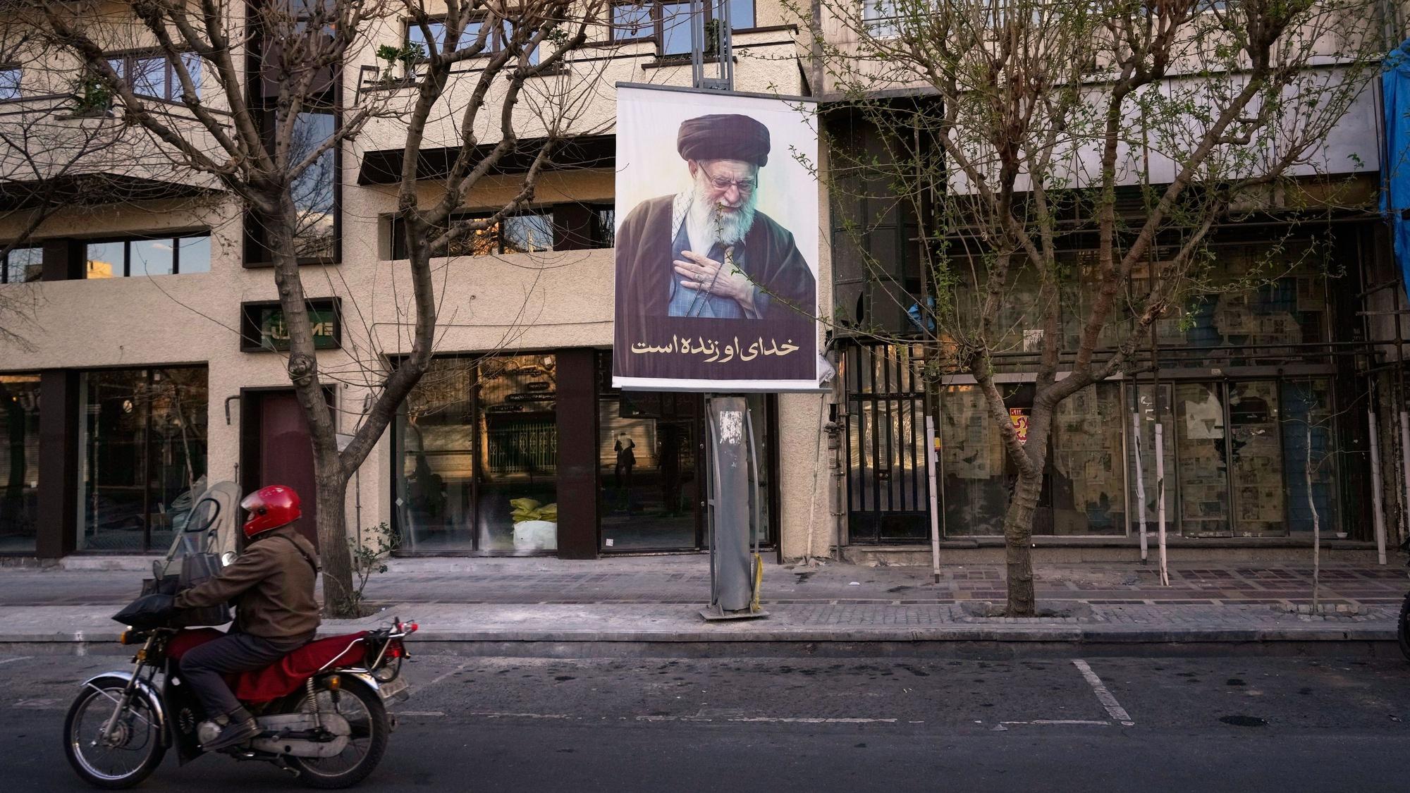 Teheran am 1. März: Bild des verstorbenen iranischen Obersten Führers Ajatollah Ali Chamenei auf einer leeren Straße