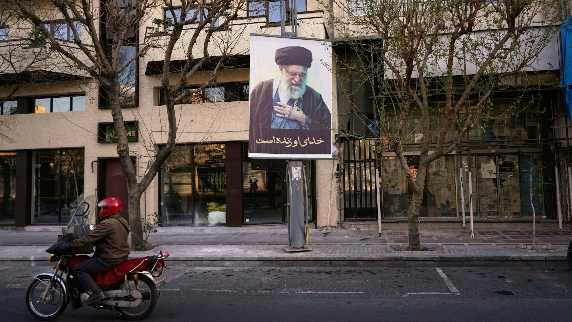 Teheran am 1. März: Bild des verstorbenen iranischen Obersten Führers Ajatollah Ali Chamenei auf einer leeren Straße