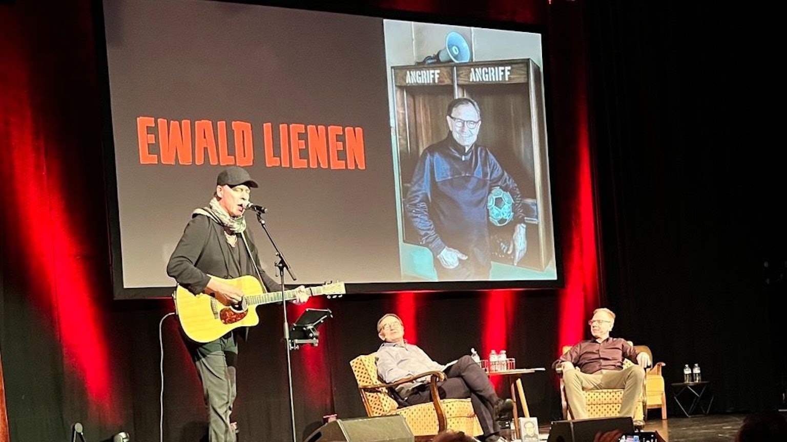 Ex-Köln-Trainer Ewald Lienen war mit seinem Bühnenprogramm im Kölner Gloria.