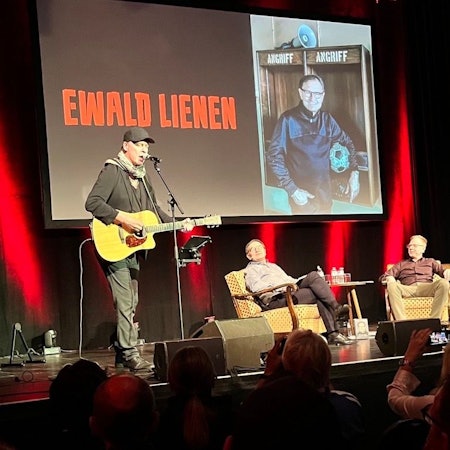 Ex-Köln-Trainer Ewald Lienen war mit seinem Bühnenprogramm im Kölner Gloria.