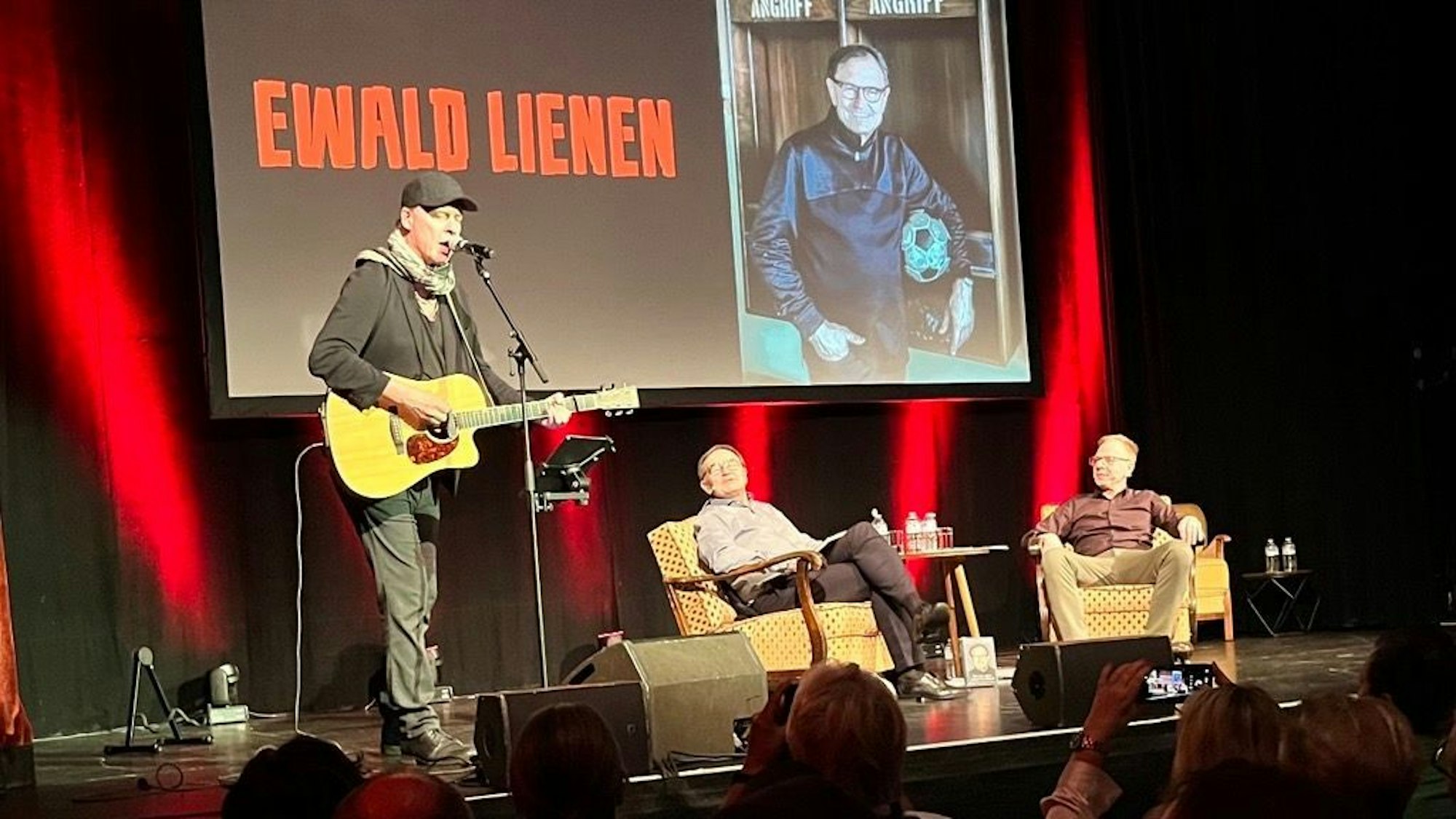 Ex-Köln-Trainer Ewald Lienen war mit seinem Bühnenprogramm im Kölner Gloria.
