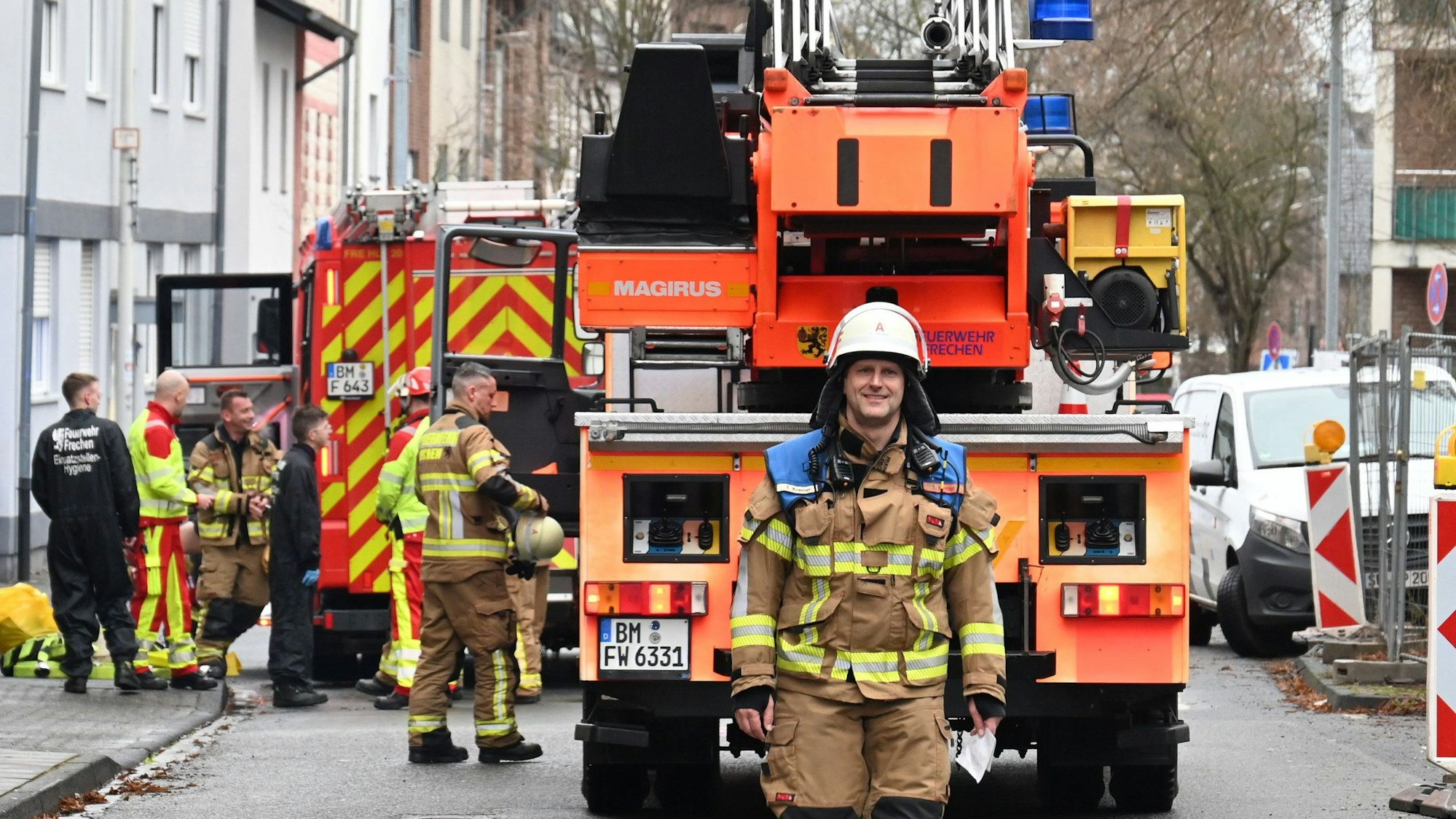 Auf dem Bild sind Feuerwehrleute aus Frechen und Feuerwehr-Fahrzeuge nach einem Einsatz zu sehen.