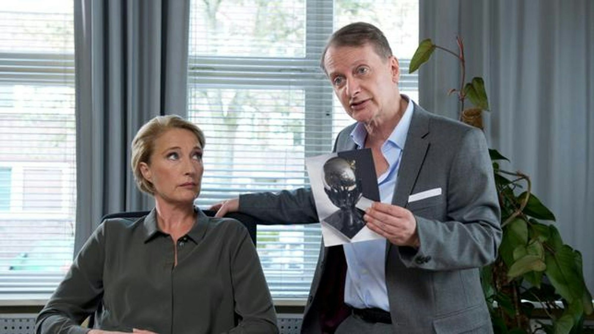 Heinz Weixelbraun, der von 1996 bis 2001 als Kriminalinspektor Christian Böck in „Kommissar Rex“ zu sehen war, spielt bis heute vor allem Krimi-Gastrollen: Zuletzt spielte er 2017 in der „Großstadtrevier“-Folge „Drah di net um“ (Bild, mit Saskia Fischer) einen Kommissar aus Wien. (Bild: ARD / Thorsten Jander)