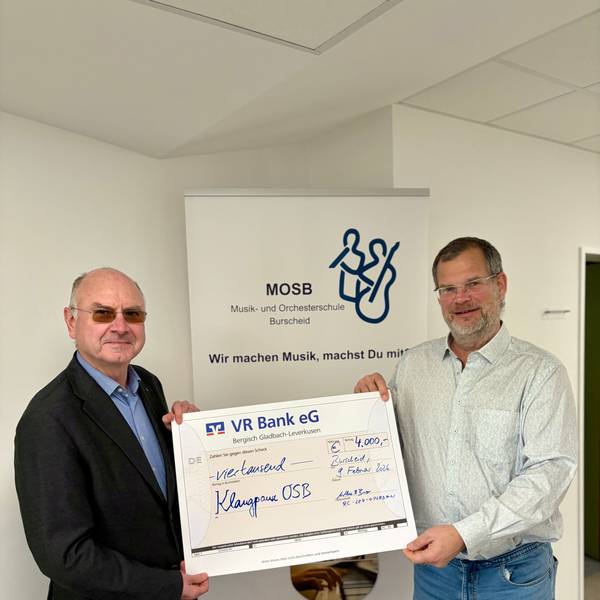 Rotarier Mathias Benz mit dem Leiter der Musik- und Orchesterschule Burscheid, Klaus Perthel