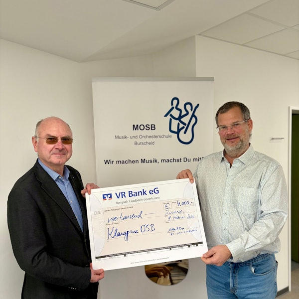 Rotarier Mathias Benz mit dem Leiter der Musik- und Orchesterschule Burscheid, Klaus Perthel