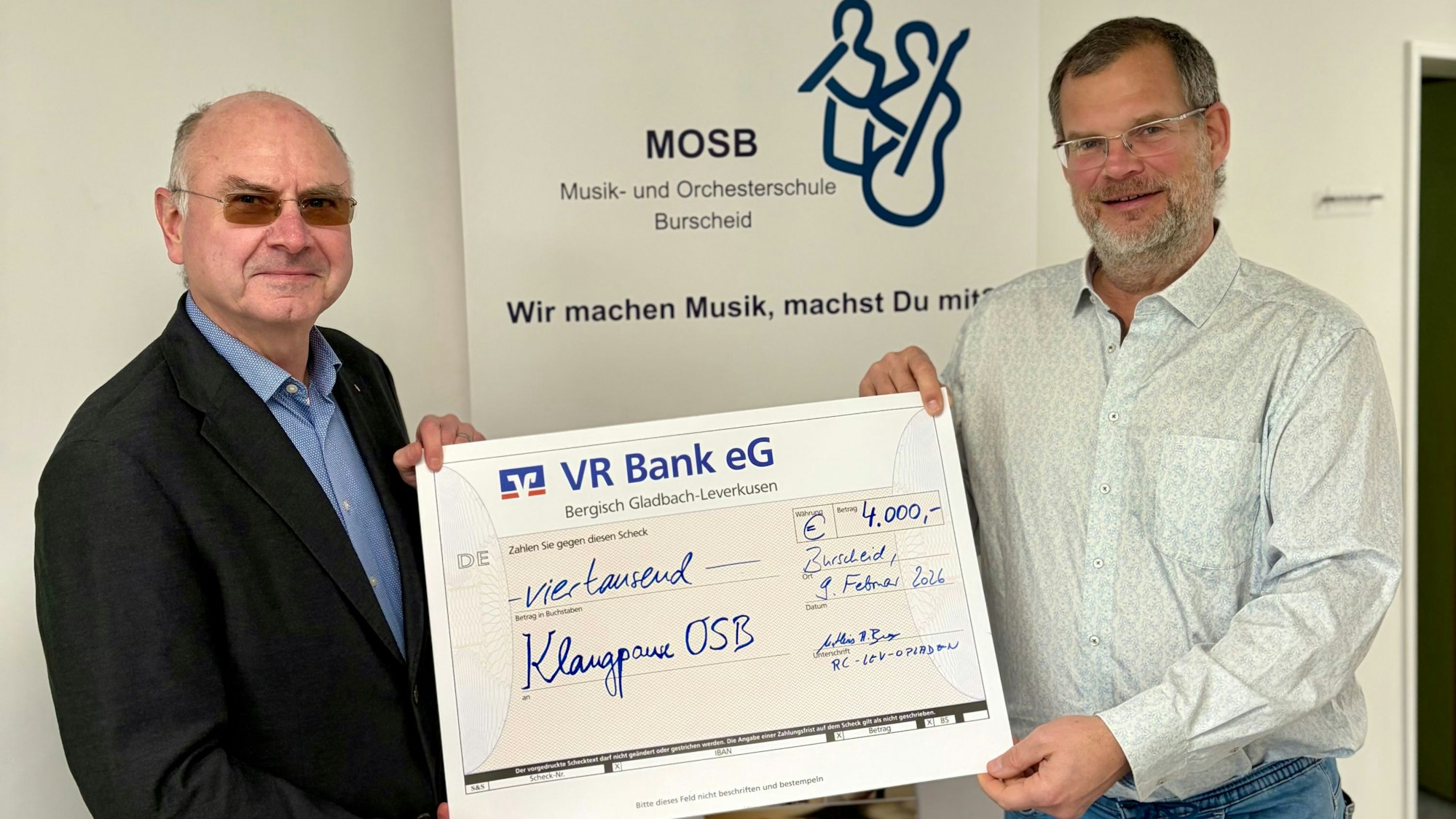 Rotarier Mathias Benz mit dem Leiter der Musik- und Orchesterschule Burscheid, Klaus Perthel