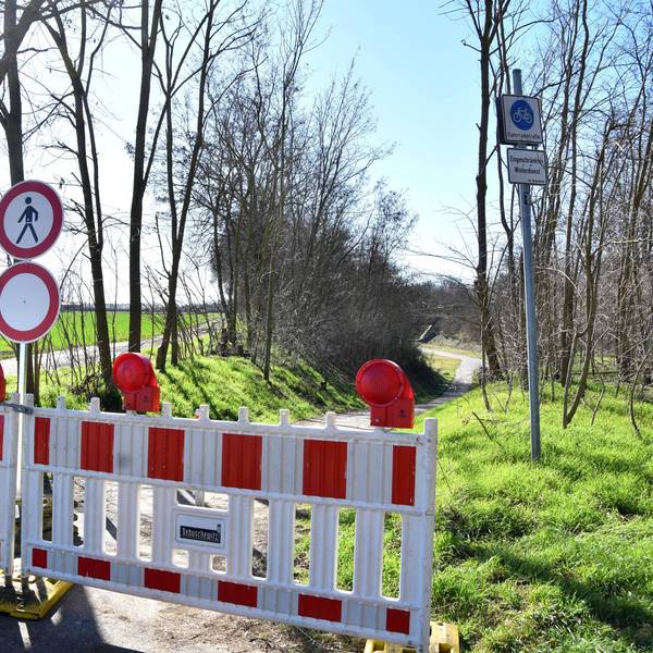 Eine Absperrung steht an einem Weg.