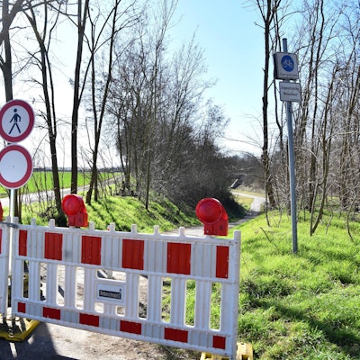 Eine Absperrung steht an einem Weg.