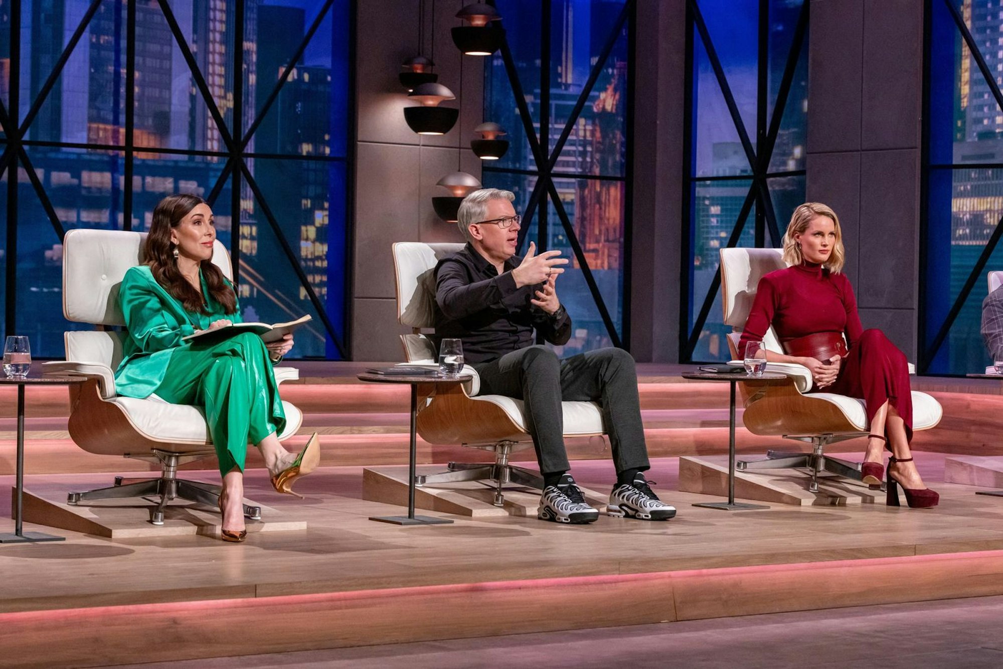 Es ist ein ernstes Thema, dass so viele Männer regelmäßige Besuche beim Urologen scheuen. Doch kann das wirklich durch einen (teuren) Selbsttest zu Hause geändert werden? Judith Williams (links), Frank Thelen und Janna Ensthaler sind skeptisch. (Bild: RTL / Bernd-Michael Maurer)