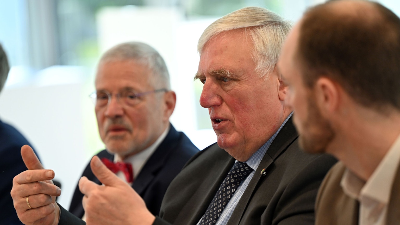 Karl-Josef Laumann (CDU, M.) nordrhein-westfälischer Gesundheitsminister, spricht während einer Pressekonferenz.