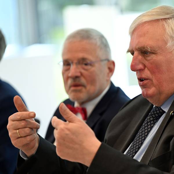 Karl-Josef Laumann (CDU, M.) nordrhein-westfälischer Gesundheitsminister, spricht während einer Pressekonferenz.