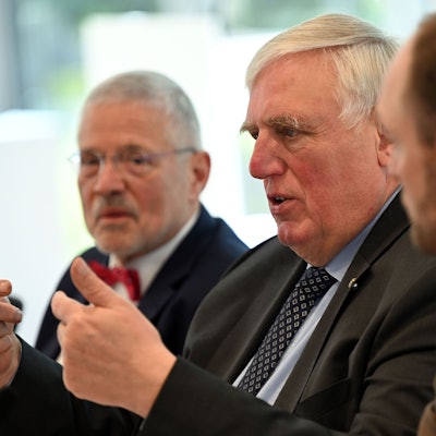 Karl-Josef Laumann (CDU, M.) nordrhein-westfälischer Gesundheitsminister, spricht während einer Pressekonferenz.