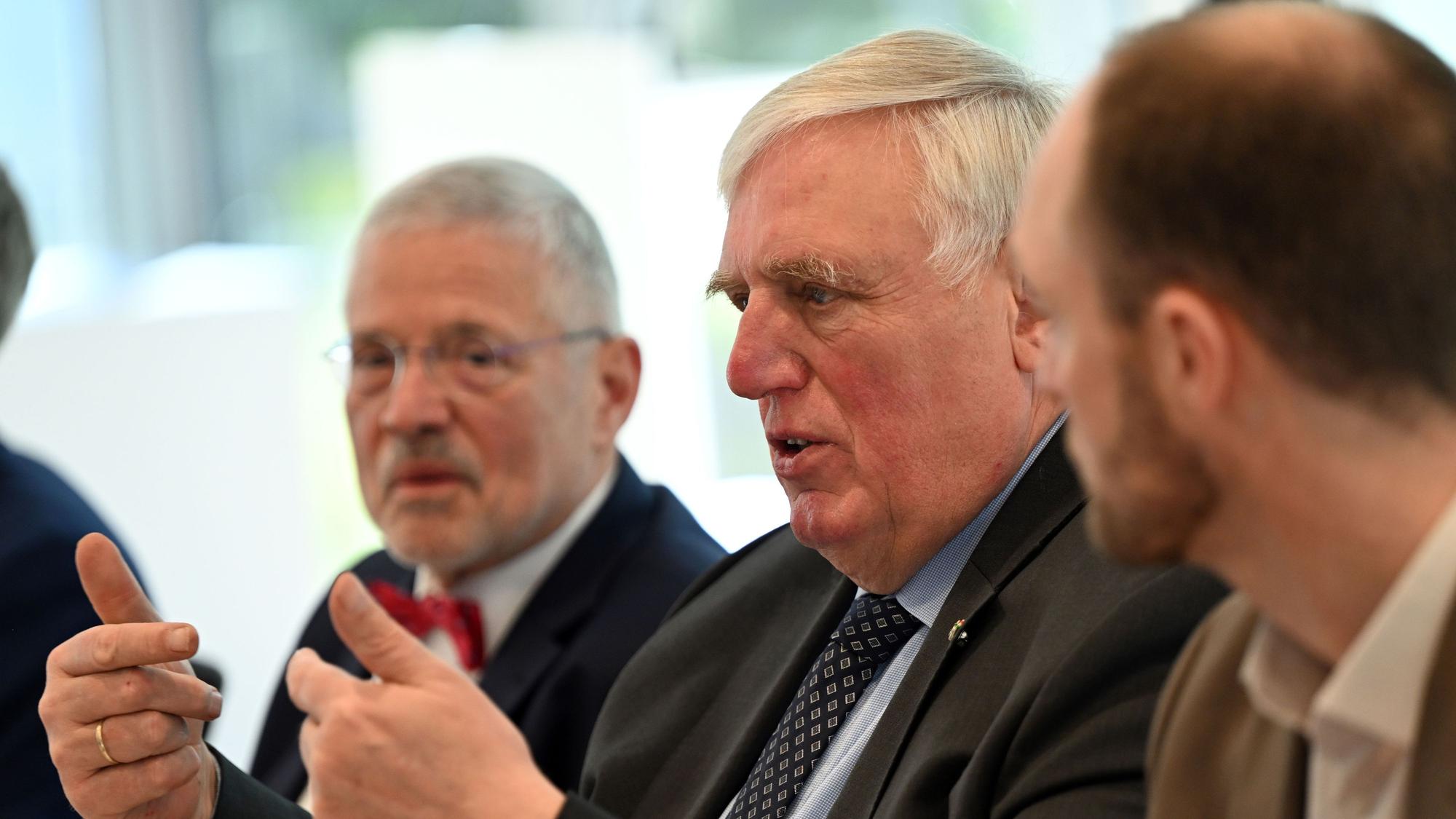Karl-Josef Laumann (CDU, M.) nordrhein-westfälischer Gesundheitsminister, spricht während einer Pressekonferenz.
