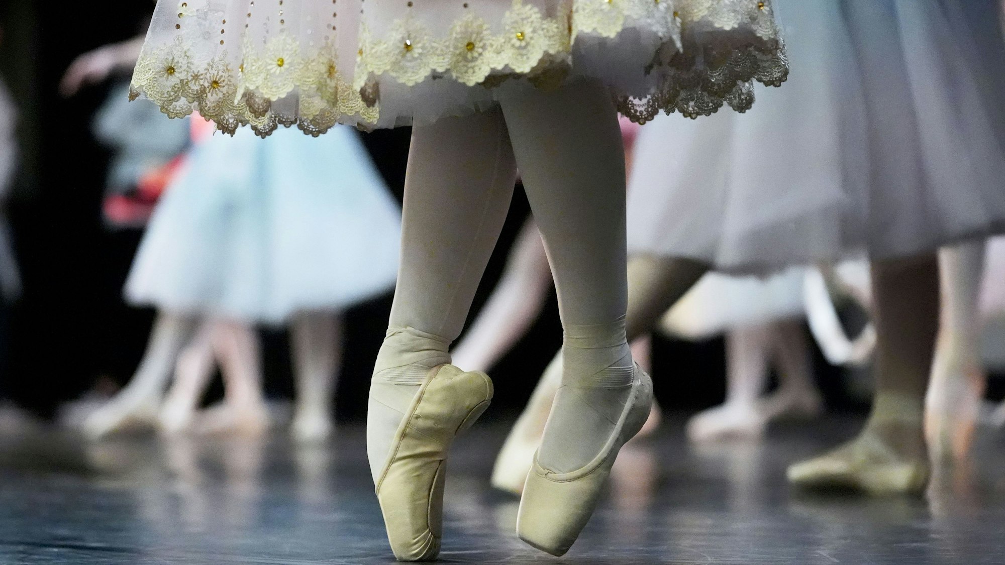 Junge Tänzerinnen wärmen sich für einen Tanzwettbewerb auf. (Symbolbild)