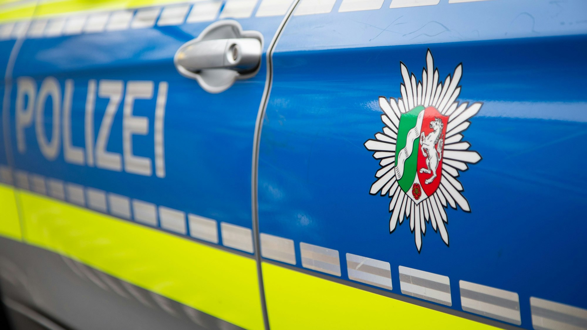 Blick auf ein Emblem der Polizei in NRW an einem Polizeiauto