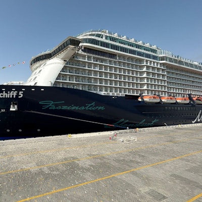 Doha: Das Kreuzfahrtschiff „Mein Schiff 5“ liegt am 2. März im Hafen von Doha in Katar.